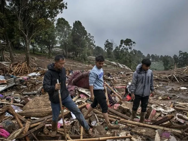 Banjir Bandang dan Longsor Timbun 2 Kampung di Cisarua Bandung Barat: 8 Meninggal, 82 Warga Hilang