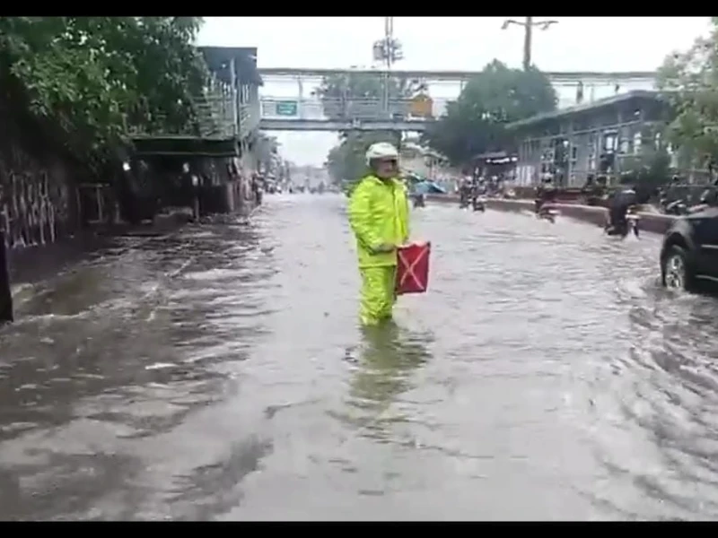 Belasan Titik di Jakarta Tergenang Banjir usai Diguyur Hujan Deras