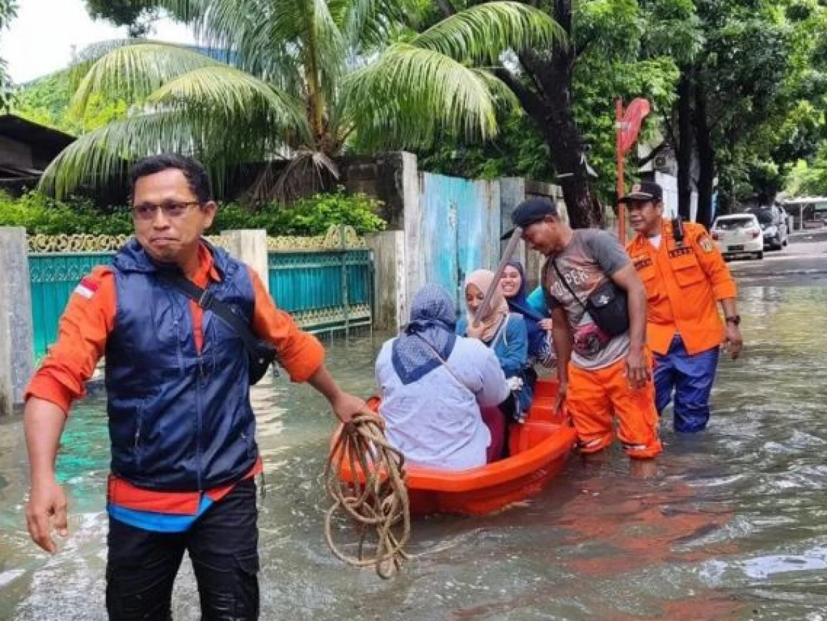 Banjir Genangi 5 Ruas Jalan Jakarta Kamis Pagi, 267 Personel TRC Dikerahkan