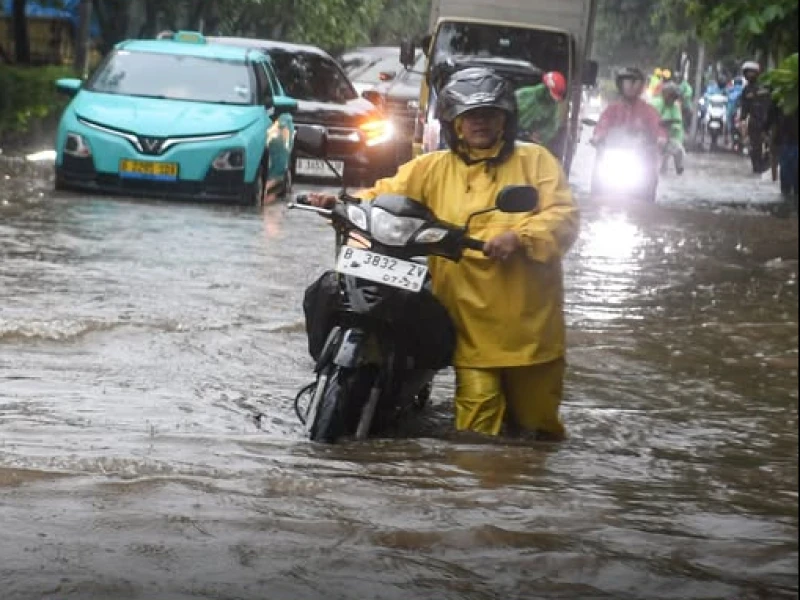 Banjir Rendam 16 RT dan 10 Ruas Jalan di Jakarta Minggu Pagi