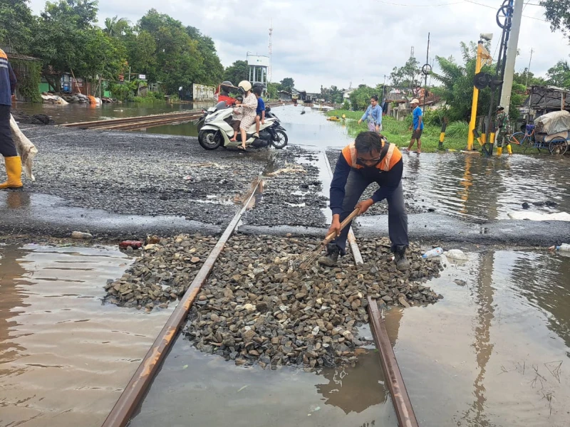 KAI Batalkan 34 Perjalanan Kereta Api Jarak Jauh Akibat Banjir