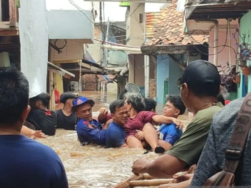 Jelang Buka Puasa, Banjir 3 Meter Masih Terjang Kebon Pala Jakarta Timur