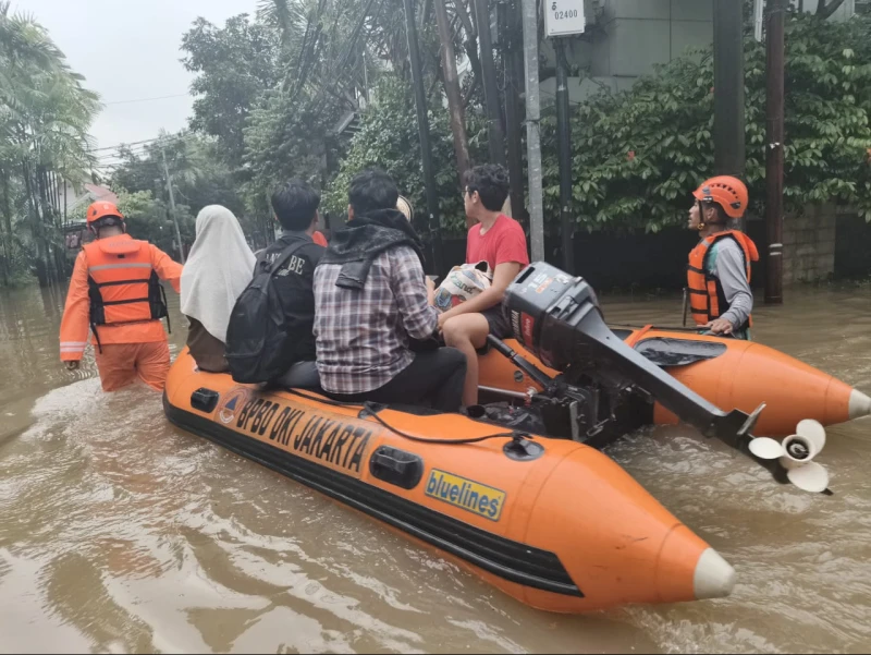 Banjir Rendam 35 RT dan 10 Ruas Jalan di Jakarta Sore Ini, Ketinggian Capai 1,5 Meter