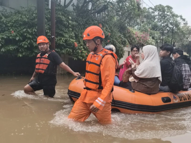 Banjir Masih Terjang 39 RT dan 3 Ruas Jalan di Jakarta, Ketinggian Air Capai 3,5 Meter
