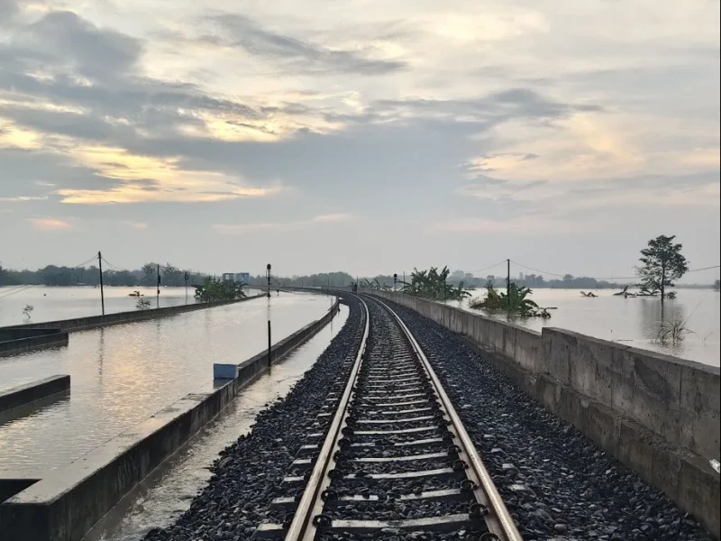 Banjir Terjang Grobogan, Perjalanan KA Jalur Utara Jawa Terhambat