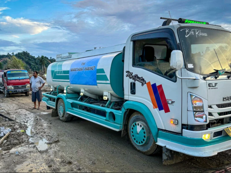 Seskab Teddy Kirim 50 Truk Tangki Air Bersih hingga Pakaian Layak Pakai ke Aceh Tamiang