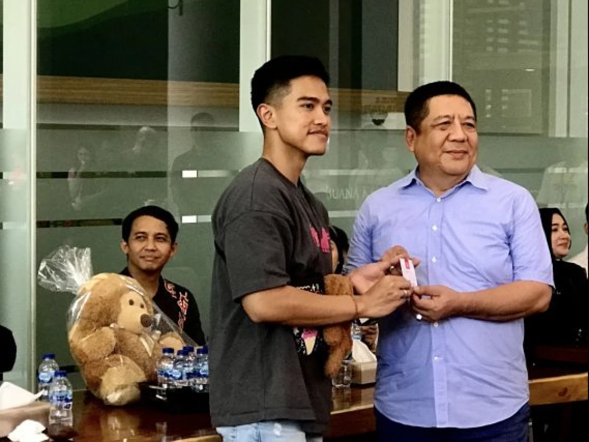 Kaesang Serahkan KTA PSI ke Pemuda hingga Pensiunan TNI di Bandung