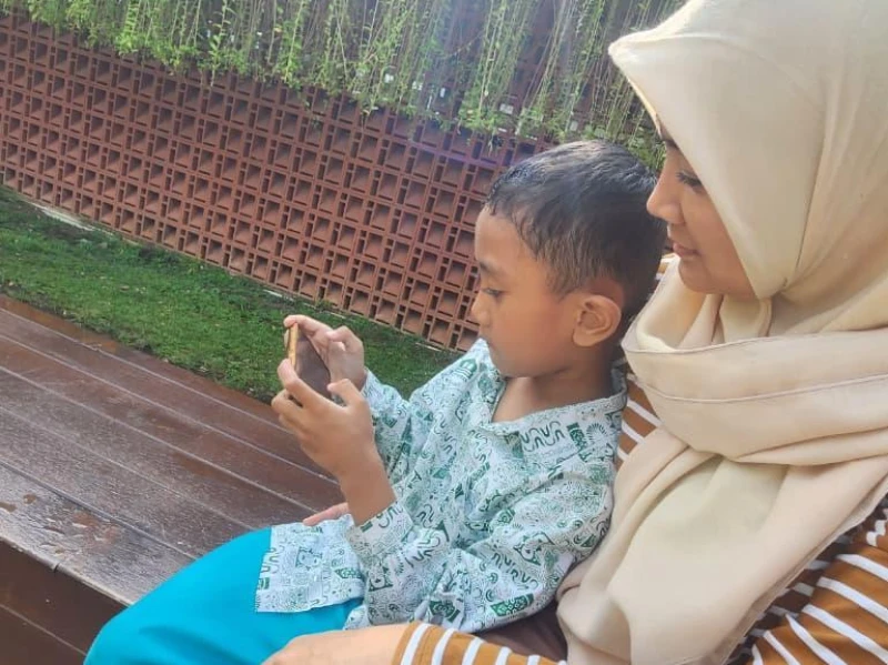 Save the Children Indonesia: Anak Usia SMP Habiskan 6 Jam Per Hari Gunakan Gawai