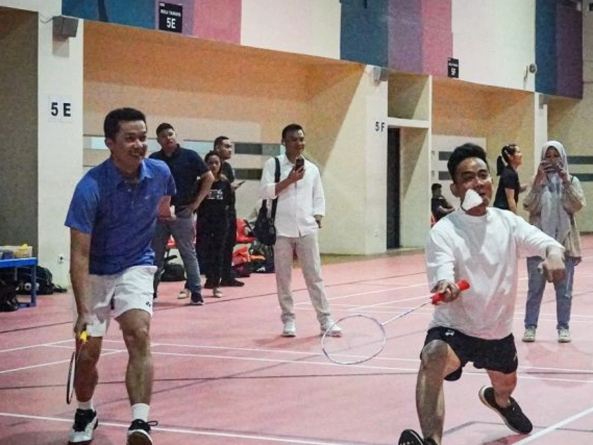 Gibran Tutup Kegiatan Kampanye dengan Bermain Bulu Tangkis Bareng Taufik Hidayat