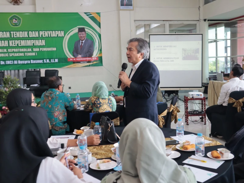 Cetak Pemimpin Kampus Kelas Dunia, Dubes Al Busyra Basnur Tekankan Public Speaking dan Kepemimpinan di UNISBA Blitar