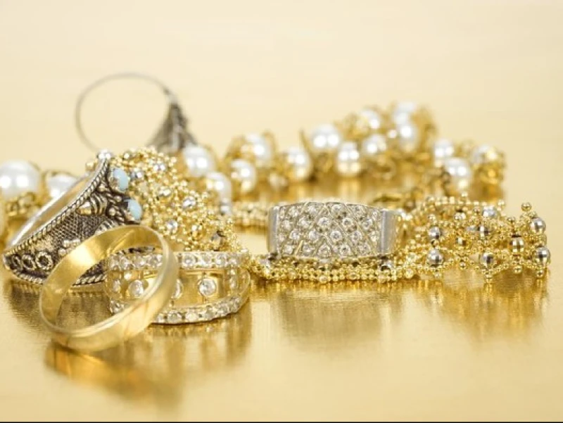 Harga Emas Batangan dan Perhiasan Kompak Turun Hari Ini, Cek Daftar Selengkapnya!