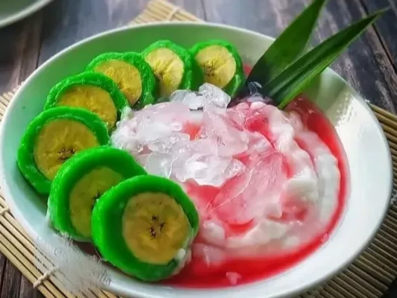 Es Pisang Ijo, Jajanan Khas Makassar yang Cocok Buat Dessert Berbuka Puasa