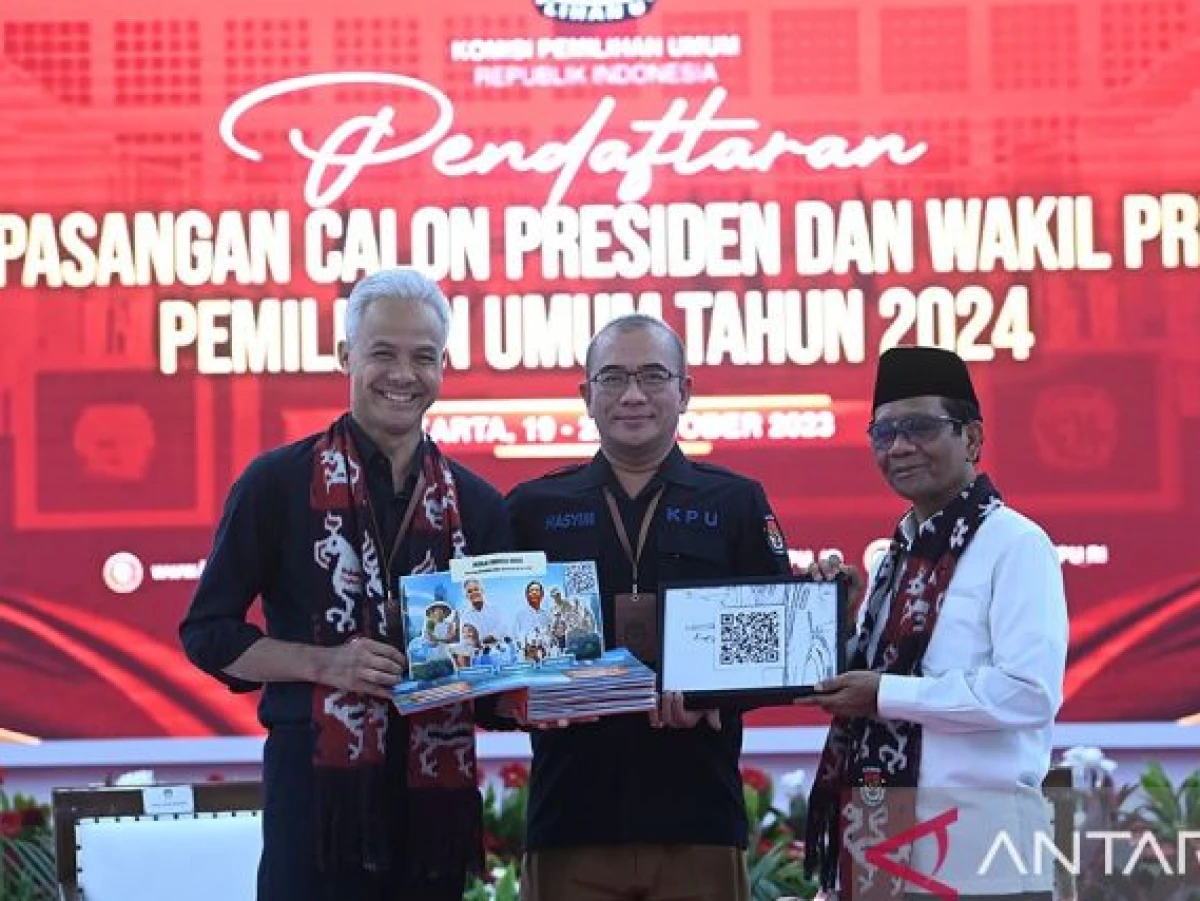 Ganjar-Mahfud Serahkan Visi Misi Berbentuk Pop up hingga Barcode ke KPU