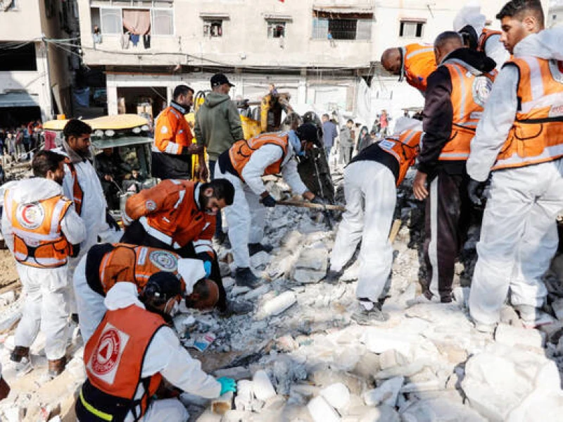 Potret Warga Gaza Bertaruh Nyawa Menggali Jenazah di Tengah Badai dan Reruntuhan Perang Israel