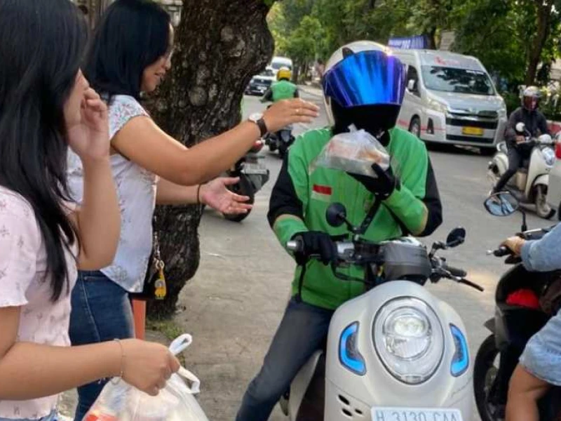 Momentum Prapaskah di Bulan Ramadan, Paroki Keluarga Kudus Atmodirono Berbagi Takjil Gratis