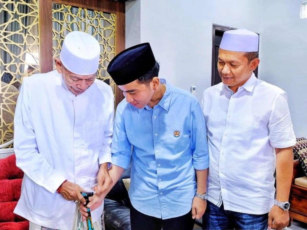 Gibran Kunjungi Kediaman Ayip Thohir di Cirebon, Minta Masukan dan Doa Restu