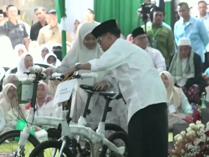 Kagum Jawaban Santri di Haul KH Wahab Chasbullah, Wapres Gibran Kasih Hadiah Sepeda