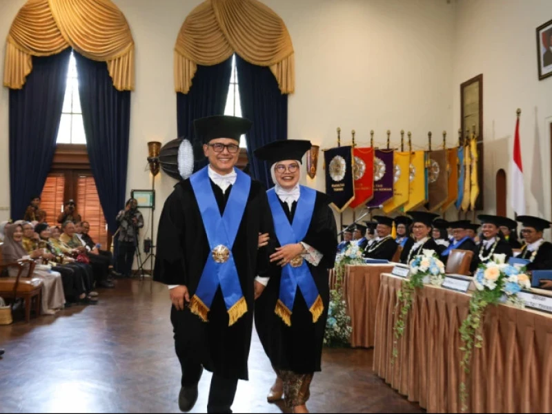 Momen Haru dan Unik, Pasangan Suami Istri Ini Dikukuhkan Bersama Jadi Guru Besar UGM