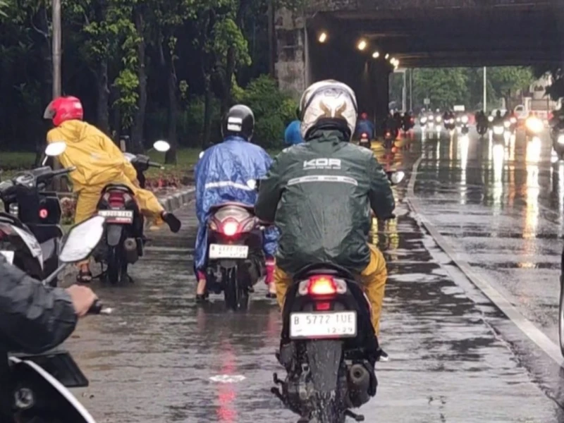 BMKG: Hujan Masih Guyur Jakarta Hari Ini, Utara Waspada Cuaca Ekstrem
