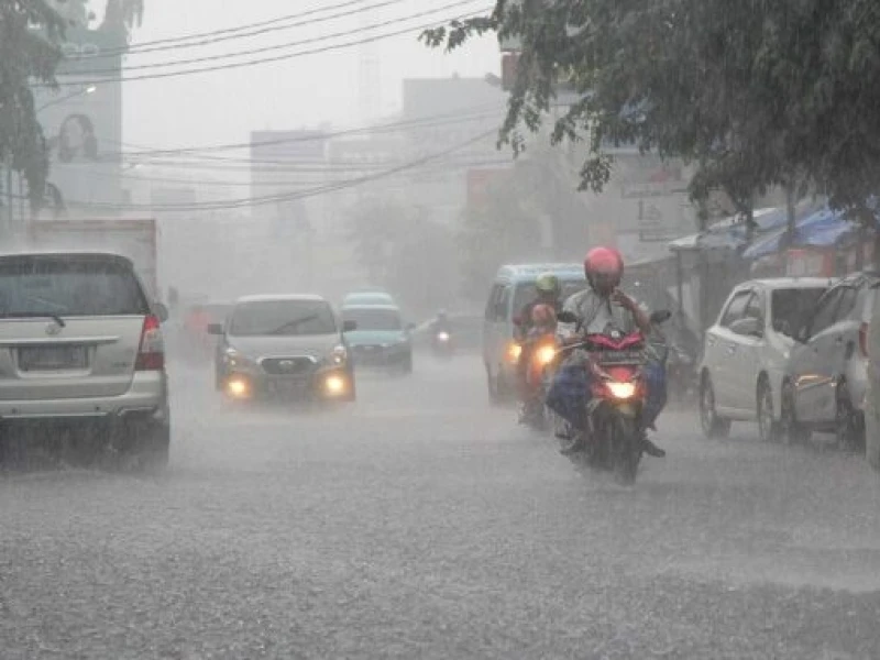Prakiraan Cuaca Jabodetabek Hari Ini: Hujan Merata, Warga Diminta Waspada Angin Kencang dan Petir