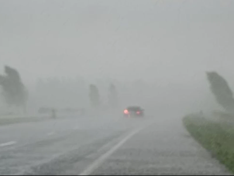 Hujan Lebat Disertai Angin Kencang Intai Kota-kota Besar di Indonesia Hari Ini, Waspada!