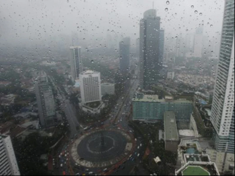 Cuaca Hari Ini: Hujan Petir Intai Sejumlah Kota Besar Indonesia