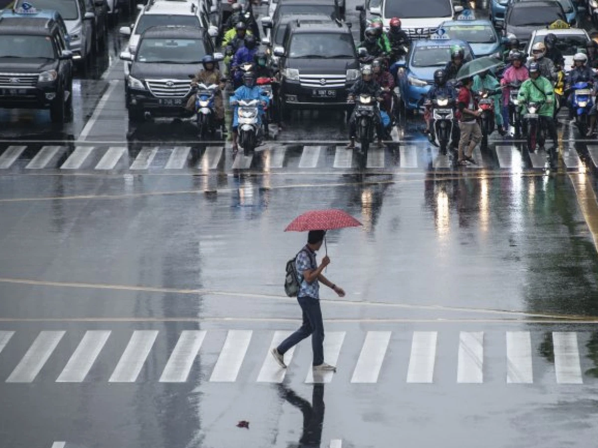 Awal Pekan, Jakarta Diprakirakan Diguyur Hujan Ringan Mulai Siang