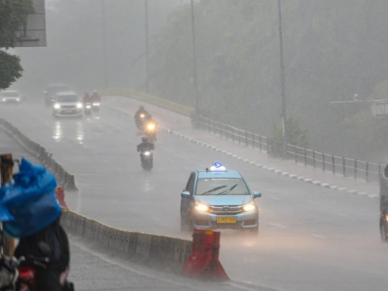 Cuaca Jabodetabek Akhir Pekan Ini Berpotensi Diguyur Hujan Lebat, BMKG Tetapkan Status Waspada