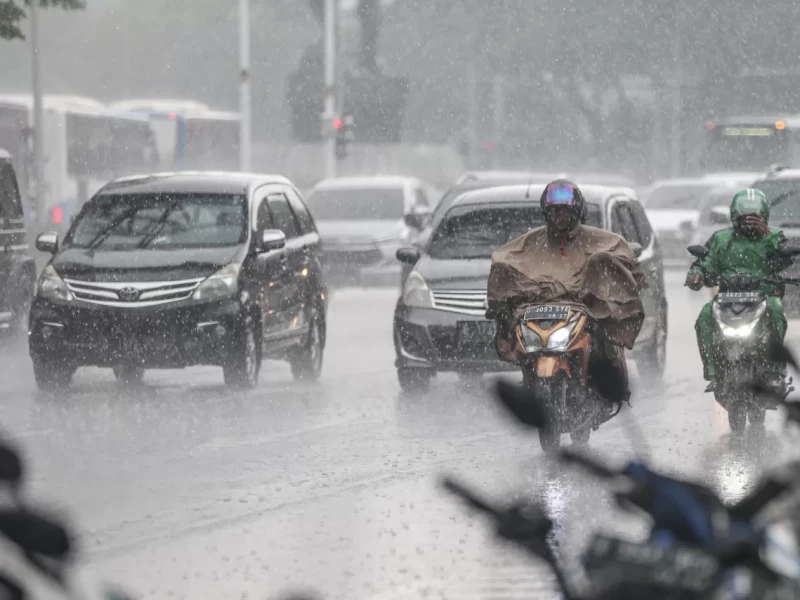BMKG Prediksi Hujan Sangat Lebat Guyur Jawa Barat, NTT, dan Maluku Hari Ini