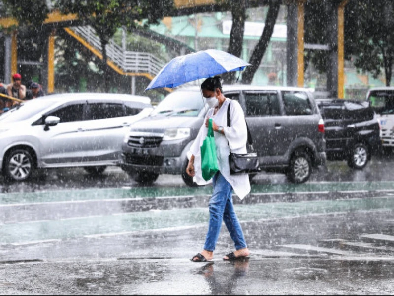 Cuaca Jakarta Hari Ini: Pagi dan Siang Hujan, Malam Berawan Tebal