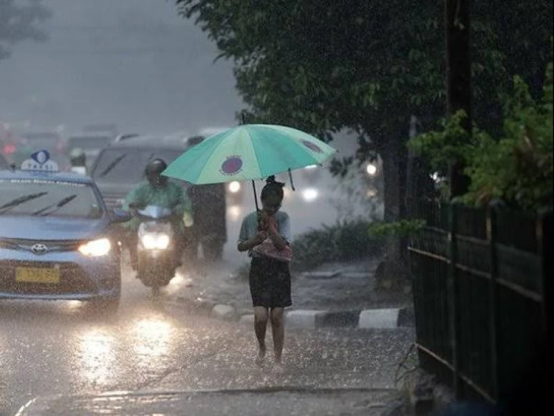 Cuaca Jakarta Hari Ini: Hujan Ringan Mengintai Siang hingga Sore