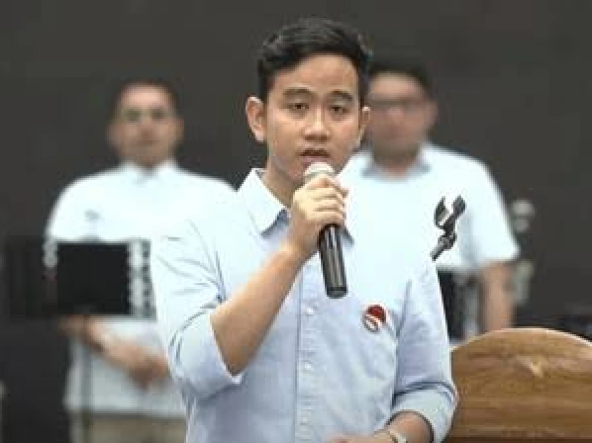 Airlangga Soal Gibran Gabung Golkar: Sabar Dulu
