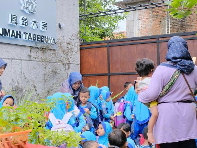 Serunya Murid TK di Tegal Belajar Olah Sampah di Umah Tabebuya