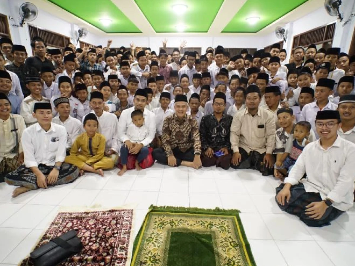 Ganjar Sowan ke Pesantren Dar Al Tauhid Cirebon, Shalat  Berjamaah Bareng Santri