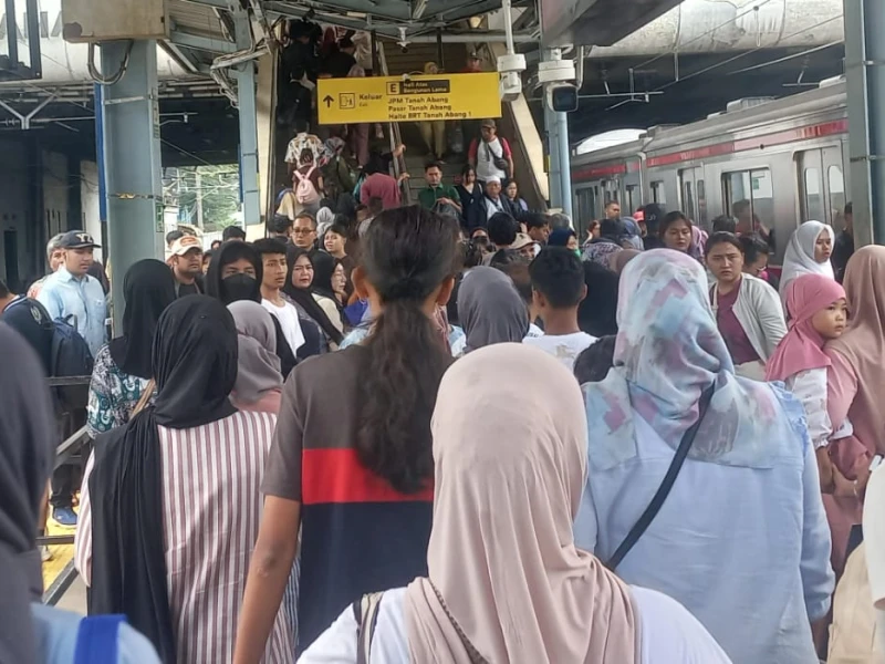 Libur Natal, Stasiun Tanah Abang Dipadati Penumpang dari Jabodetabek