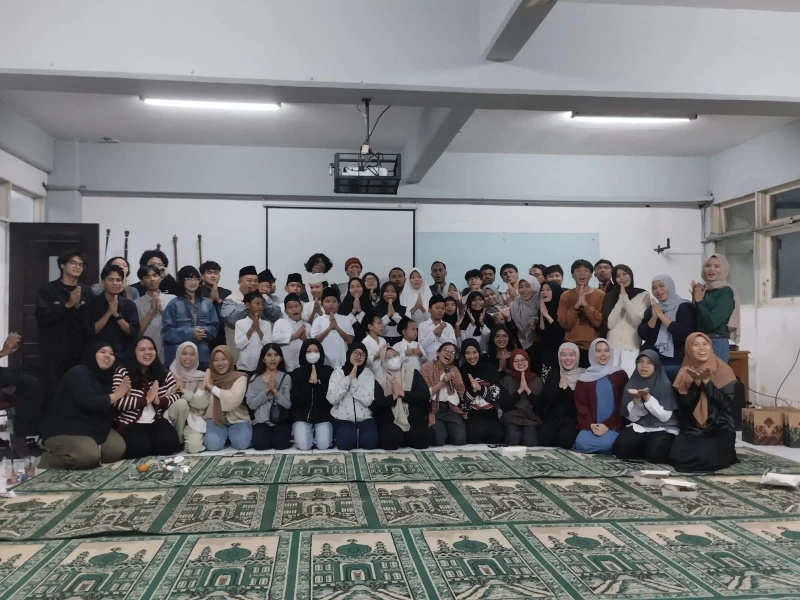 Prodi Sastra Inggris UNAS Isi Ramadan dengan Bukber dan Santunan Anak Yatim