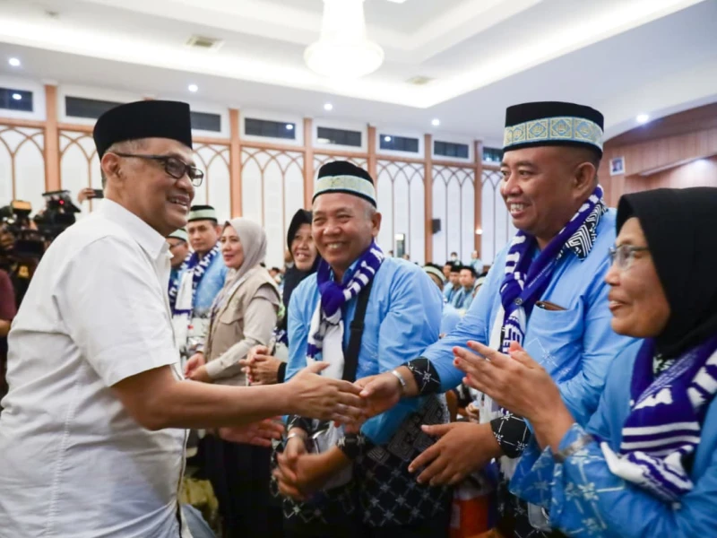 Berangkat Perdana, Menhaj Gus Irfan Lepas 391 Jemaah Embarkasi Jakarta-Pondok Gede