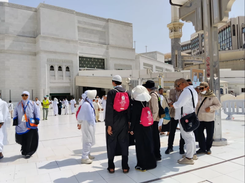 Tim Seksus Masjidil Haram PPIH Arab Saudi Sigap Bantu Jemaah Terpisah Rombongan Kembali ke Hotel