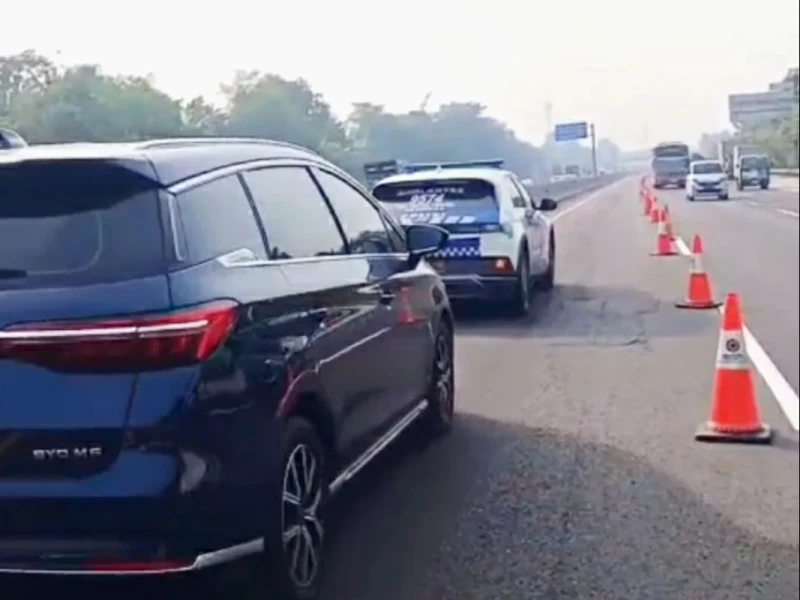 Libur Panjang: Arus Kendaraan Membludak, Contraflow Diberlakukan di Tol Jakarta-Cikampek