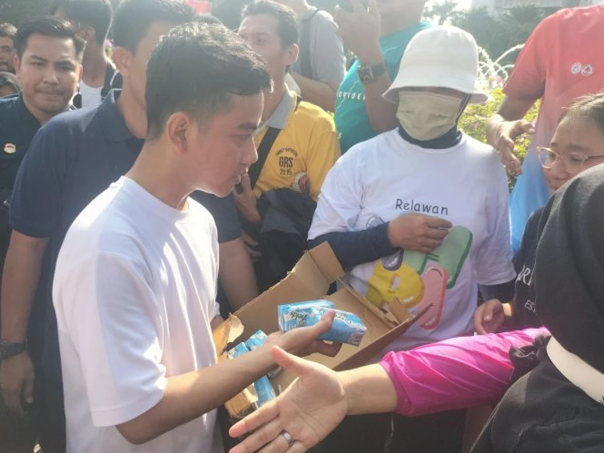 Gibran Car Free Day di Jl MH Thamrin Jakarta, Sapa Warga dan Bagikan Susu Gratis