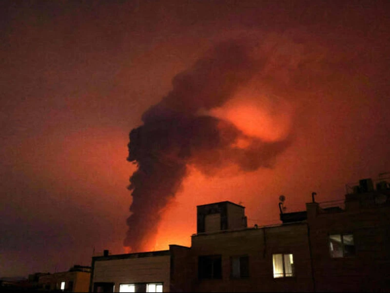 AS-Israel Serang Fasilitas Minyak Teheran, Iran Tolak Seruan Menyerah