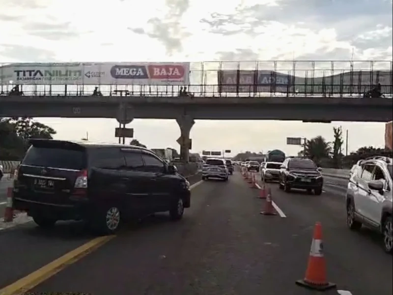 Arus Balik Libur Paskah Macet Parah, Contraflow Diberlakukan di Tol Jakarta-Cikampek