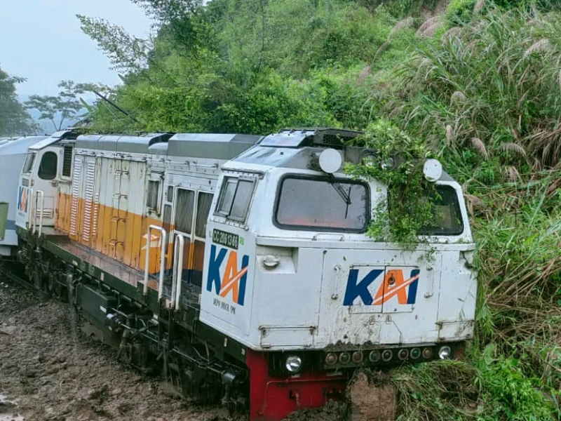 KAI: Seluruh Pelanggan KA 174 Ciremai yang Terdampak Longsoran di Lintas Maswati–Sasaksaat Dipastikan Selamat