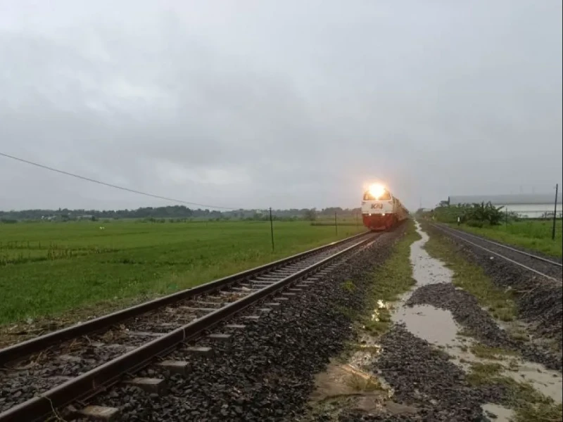 Banjir Rendam 2 Jembatan di Grobogan, Perjalanan Kereta Api Jalur Utara Jateng Dialihkan
