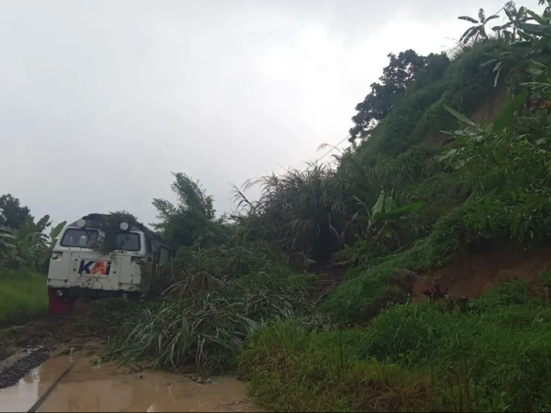 Tanah Longsor Tutup Rel di Bandung Barat, KA Ciremai Semarang Tawang-Bandung Terhenti Total
