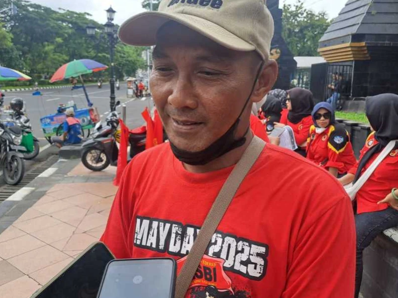 Gelar Aksi di Gubernuran, KASBI Jateng Tuntut Kenaikan UMP 15 Persen