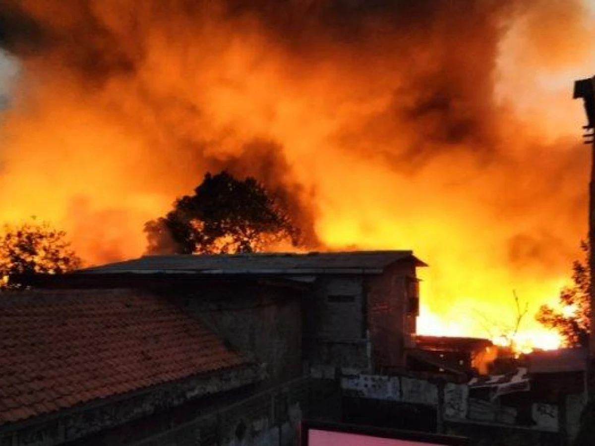Sejumlah Lapak di Kebayoran Lama Terbakar, Suara Ledakan Terdengar Keras!