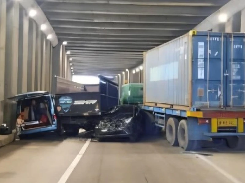 Horor! Truk Trailer Tabrak 6 Kendaraan di Underpass Ciawi Tol Jagorawi