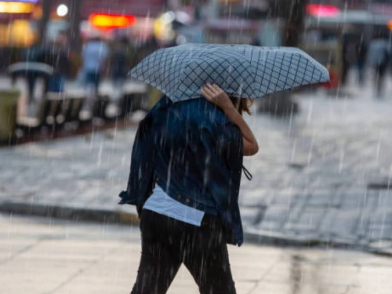 Kamu Kehujanan? Lakukan 6 Hal Ini agar Tidak Gampang Sakit!