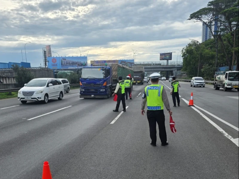Nekat Melintas saat Nataru, Puluhan Truk Besar Kena Sikat di Tol Jakarta–Tangerang